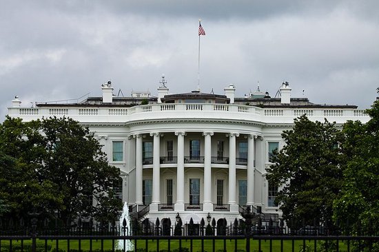 纳指涨超4%后转跌超2%!苹果、特斯拉跌近5%,美股科技“七巨头”市值至最高点缩水超5万亿美元